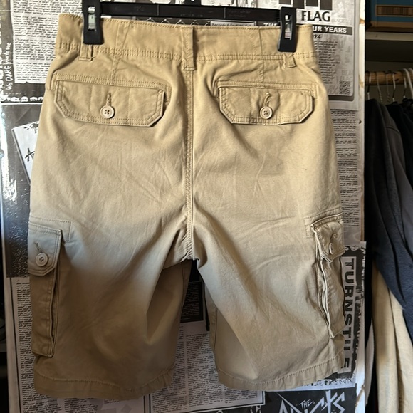 Sonoma khaki / tan cargo shorts waist size 30 inches - Picture 2 of 3